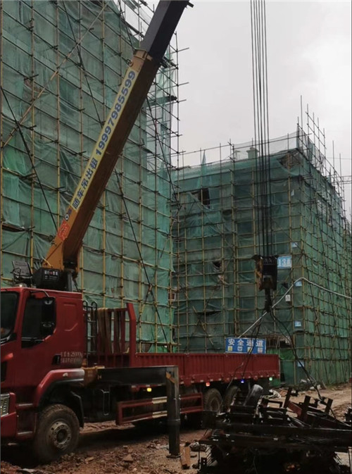 多伦县“慢工细活”—— 吊车的 “微动控制” 技术