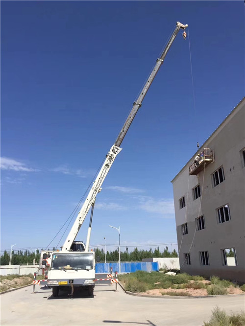 多伦县“轻装强干”—— 吊车的 “轻量化臂架” 技术