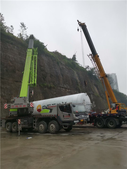 多伦县“不怕风雨冻”—— 吊车的 “恶劣环境适应” 技术